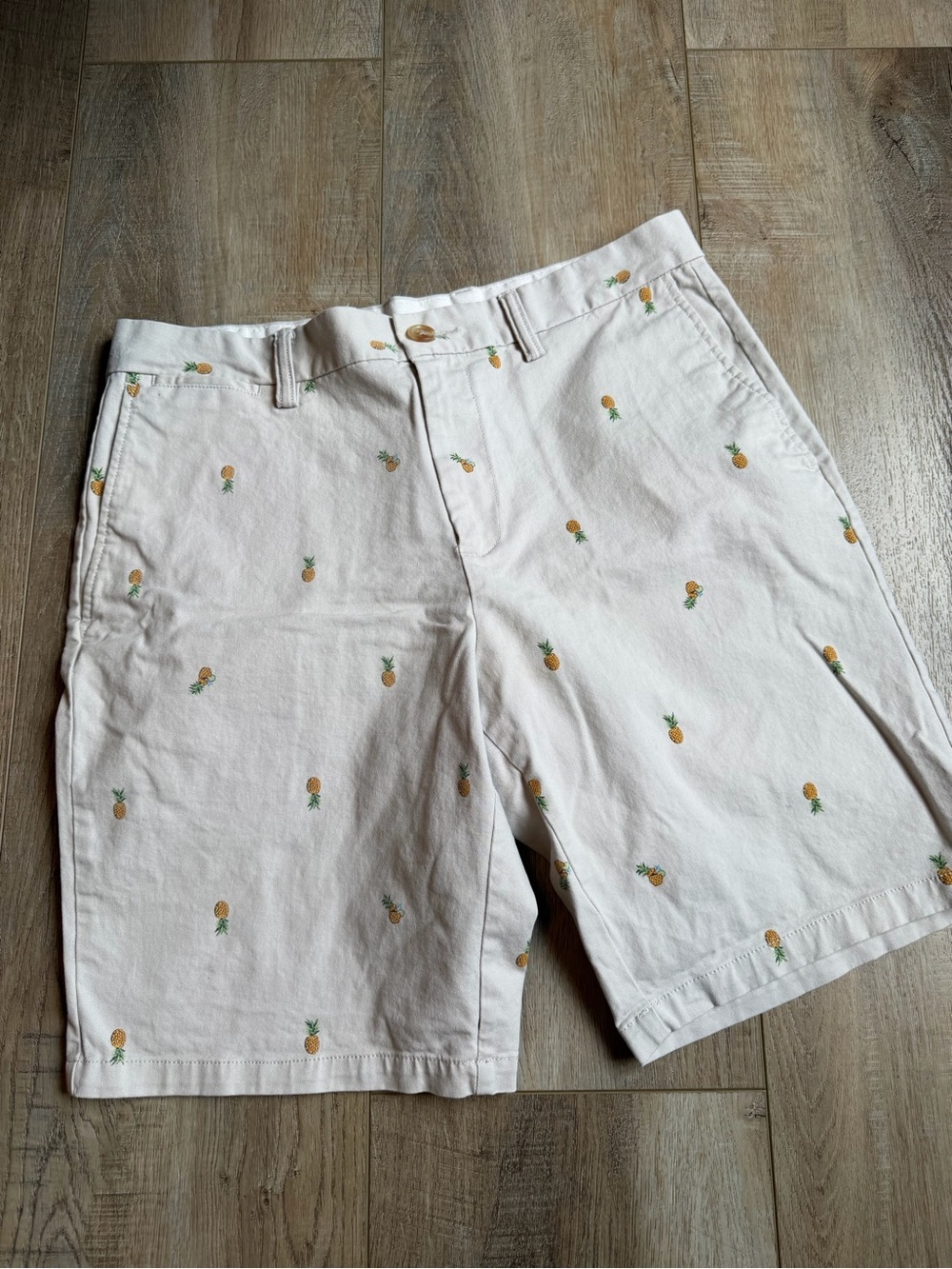 Old Navy White Pineapple Flat-Front Shorts men’s size 33